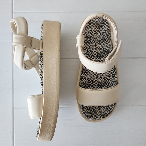 Velcro beige sandals - Picture 2 of 3